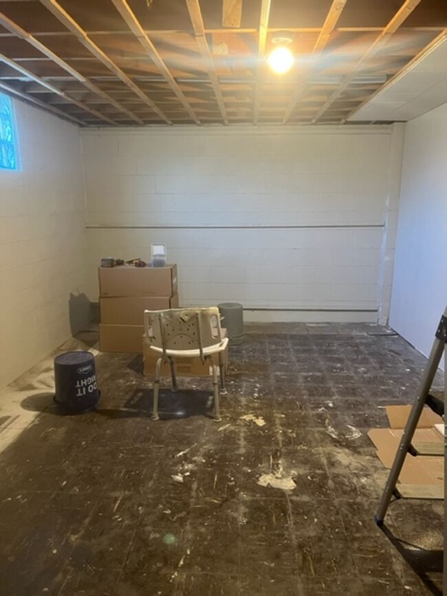 Building Photo - Recently Renovated Single Family