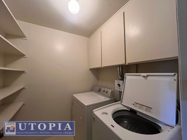 Building Photo - Bright and cozy 2-Bedroom, 2 Bathroom loca...