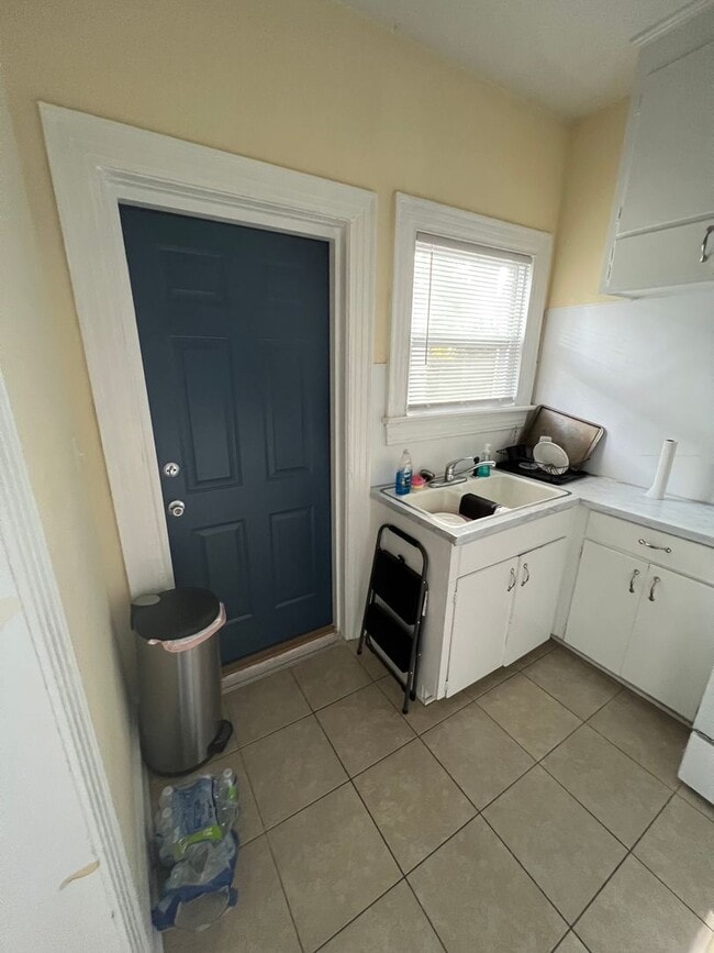 Building Photo - 2 bedroom Grid House for rent!