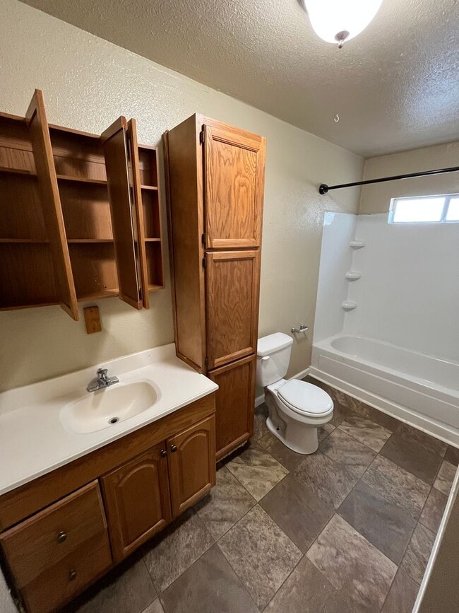 Building Photo - Strathmore House, Move In Ready!