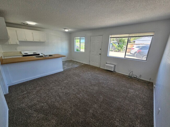 Building Photo - 1 Bedroom 1 Bath Triplex Unit in Los Molinos!