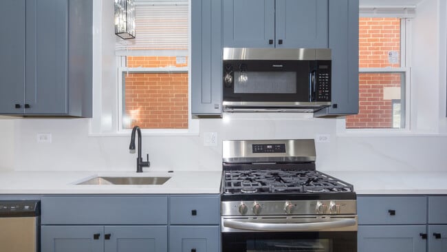 Building Photo - 2036 N Hoyne Ave