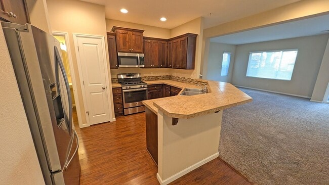 Building Photo - 4 bedroom 2.5 bathroom home