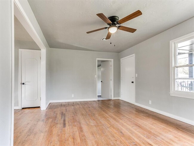 Building Photo - 512 SW 49th St