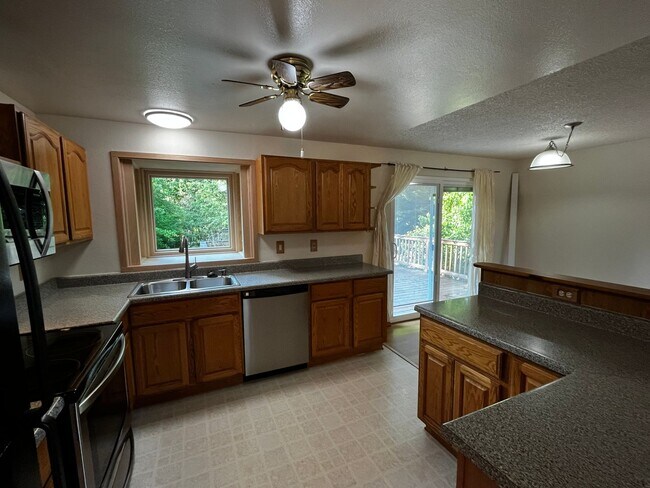 Building Photo - Excellent location at an affordable price!