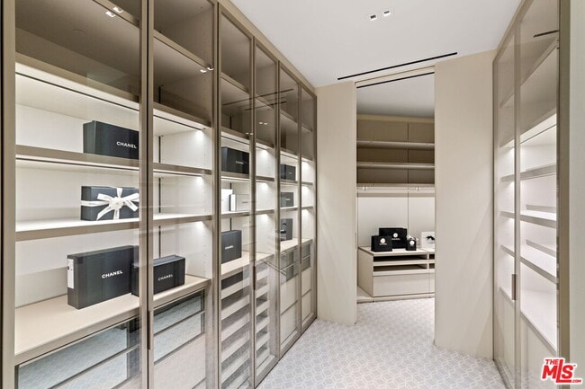 Building Photo - 455 N Palm Dr