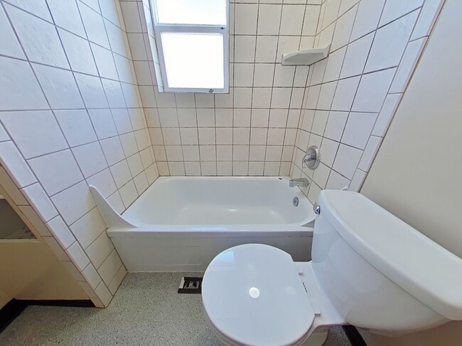 Building Photo - 3 Bedroom House ~ Close to Campus ~ Pet Fr...