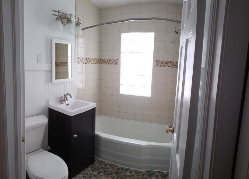 bathroom - 4242 S 15th Ave