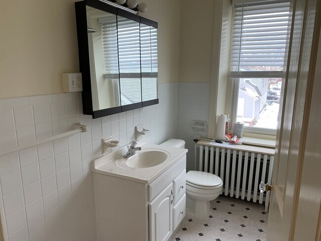 Building Photo - 3 Bedroom 1.5 Bathroom Emmaus Single in th...