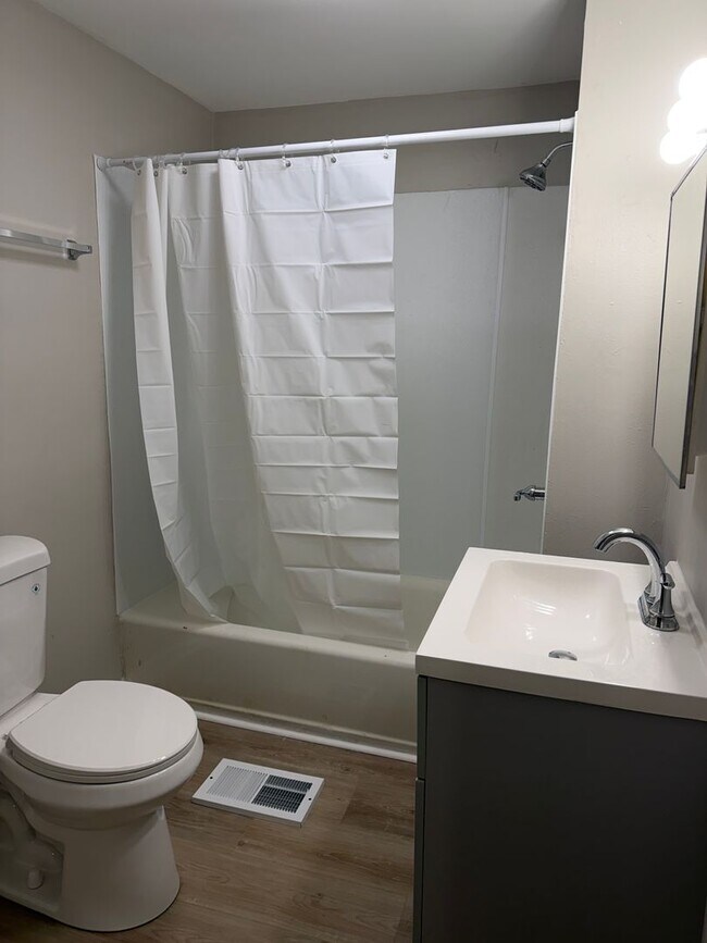 Building Photo - 861 N Drexel Ave