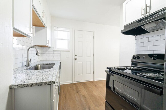 Building Photo - 4040-4042-4042 Halsey Pl