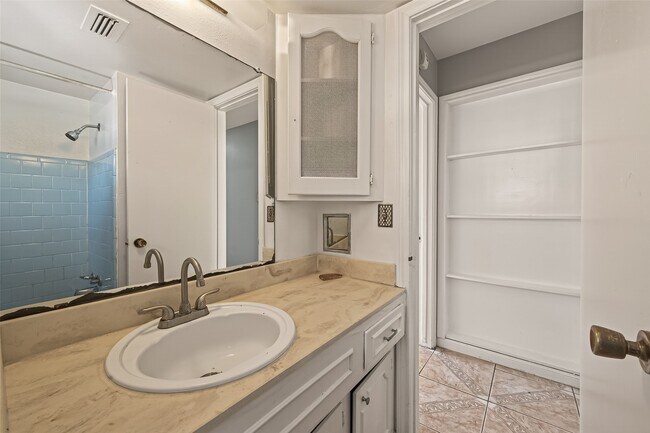 Building Photo - 10607 Bainbridge St