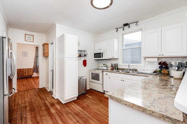 Building Photo - 1304 Dammert Ave