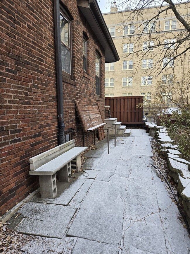 Building Photo - Charming 2 Bedroom in Downtown Madison wit...