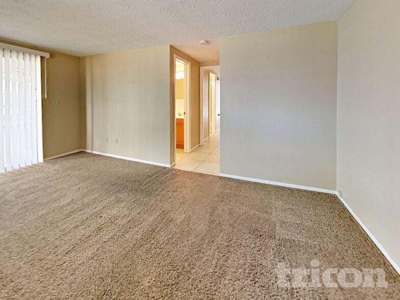 Building Photo - 3327 Seffner Dr