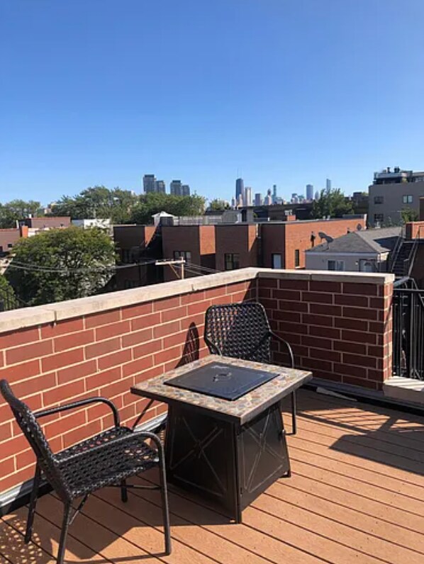 Building Photo - 923 W Wrightwood Ave