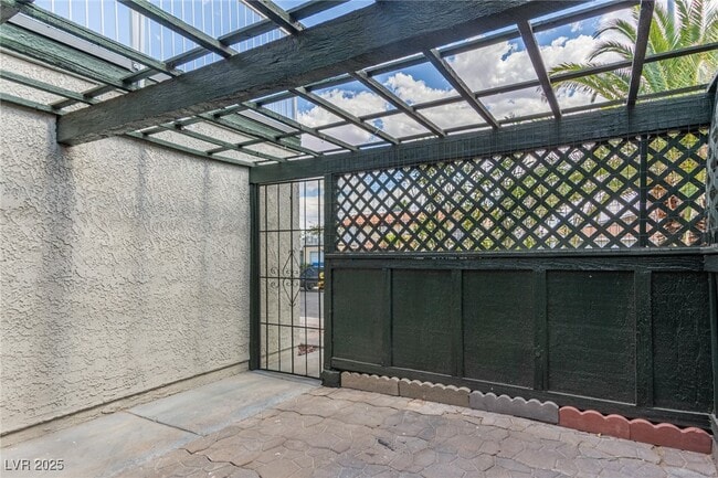 Building Photo - 557 Chelsea Dr