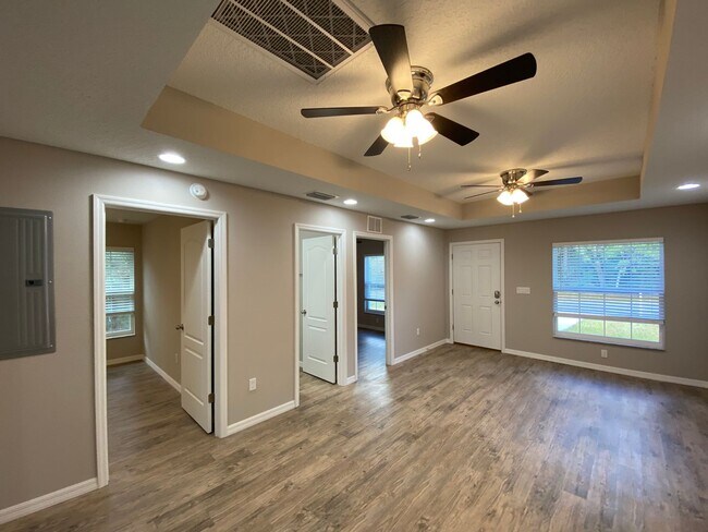 Building Photo - Krohn IV - 8946/ 8950