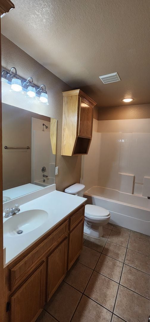 Building Photo - 3 Bedroom 2 Bath off Clear Creek Viewable ...