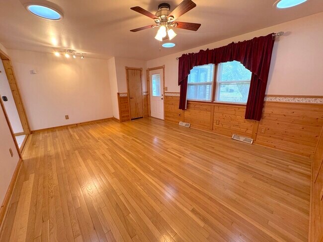 Building Photo - 5007 Hazelwood Rd