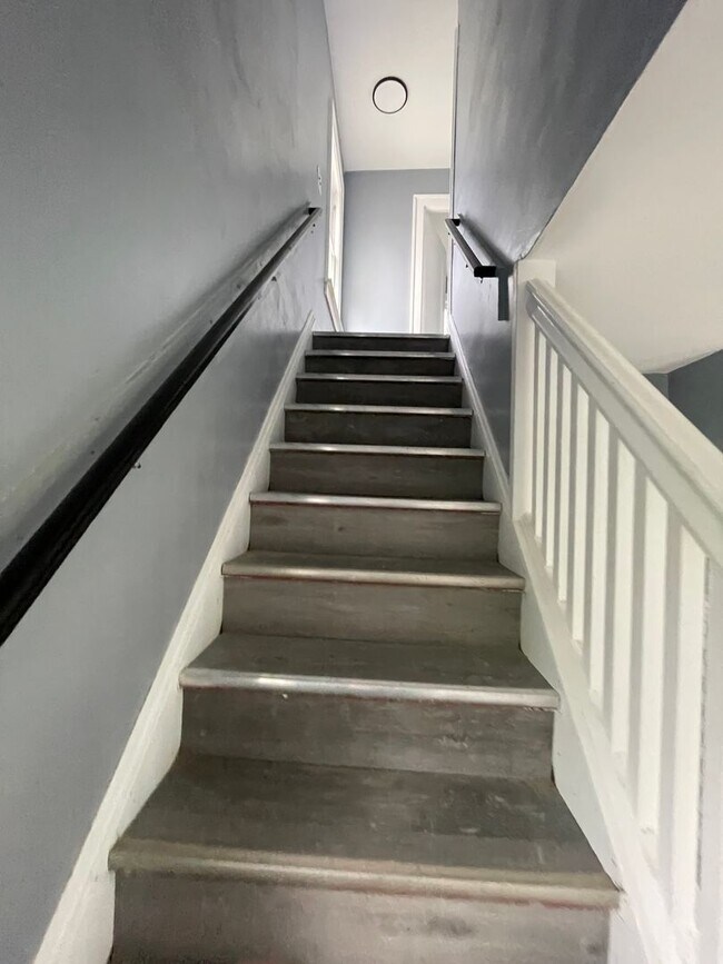 Building Photo - Section 8 Accepted! 3br 2-Story House