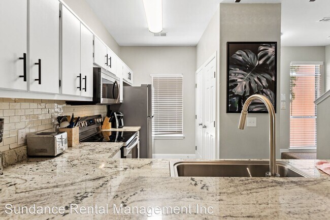 Building Photo - 2 br, 2.5 bath House - 450 S. Geronimo Str...