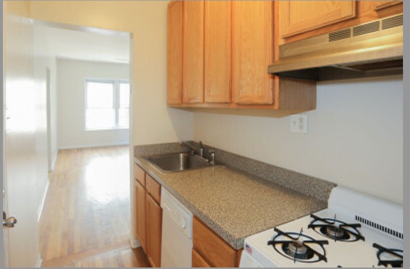 Building Photo - 3755 N Pine Grove Ave