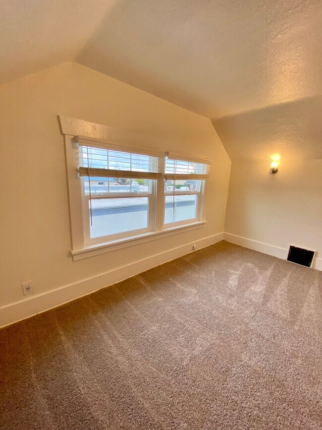 Building Photo - 15721 Main St E