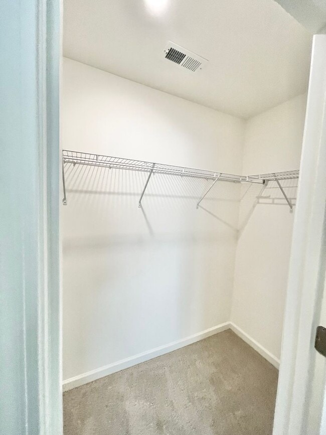 Building Photo - Beautiful & Spacious 3Bed Paired Home minutes from I-85