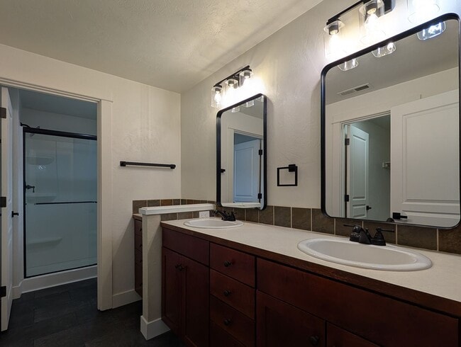 Building Photo - Beautiful 3+ Bedroom, 3 Bath Home With An ...