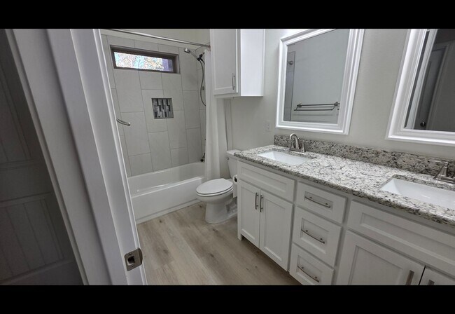 Building Photo - 2504 Beachwood St