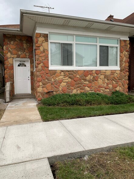 Building Photo - 8109 S Dorchester Ave