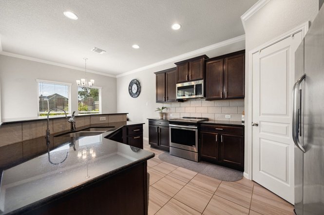 Building Photo - 5804 Blackstone Dr