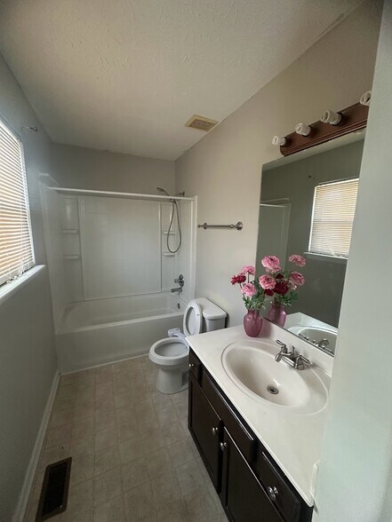 Mstewr Bath - 3685 Appian Way