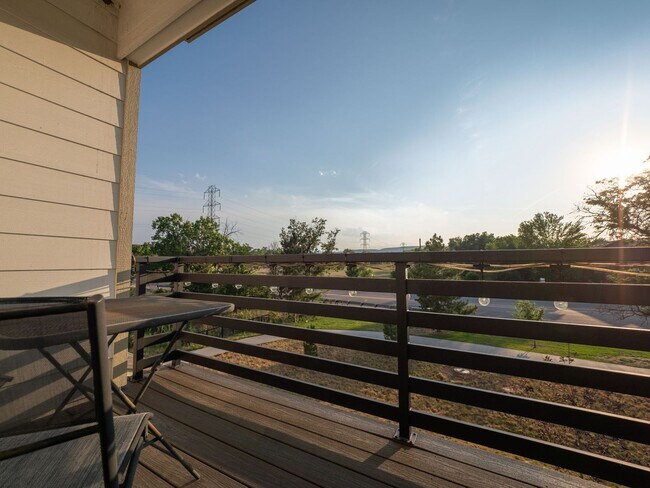 Building Photo - Astonishing 3 Bed/3.5 Bath Tri Level Townhome.   Must see to believe!!