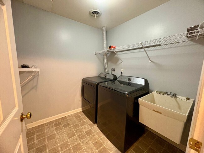 Building Photo - 3 Bedroom 4 Bathroom Available in Hummelstown!