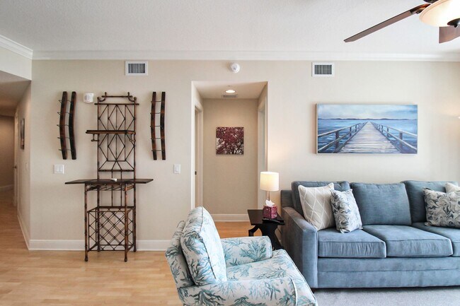 Building Photo - 800 N Tamiami Trl