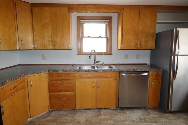 Building Photo - Refurbished 4-Bedroom Home