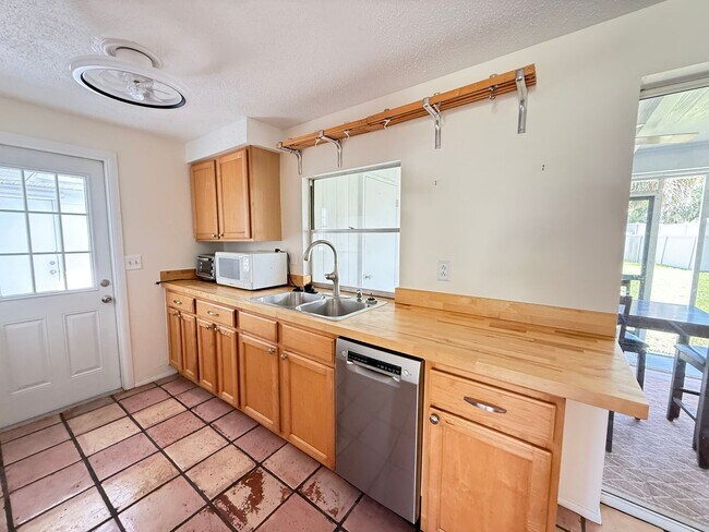 Building Photo - 2/2 with Fenced Yard, Garage and Laundry, ...