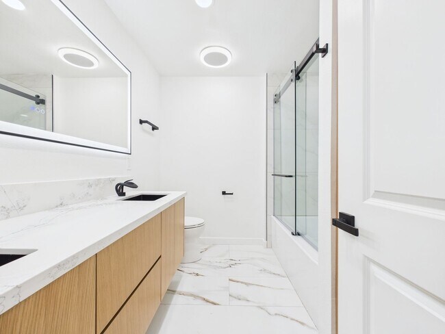 Building Photo - Modern Luxury 3x2 home in the Heart of Vista