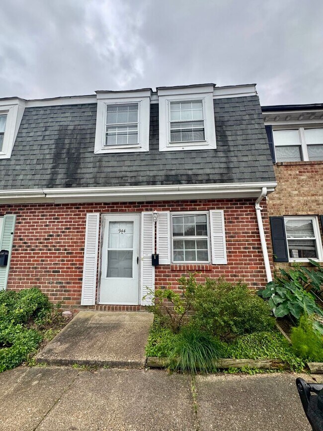 Building Photo - 2BR/1.5BA Townhouse in Shadowlawn!