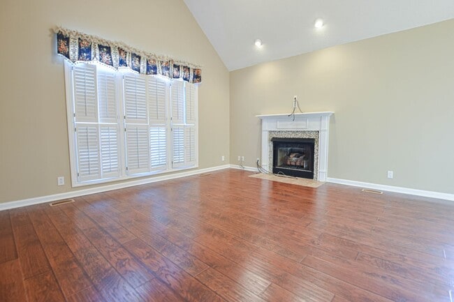 Building Photo - Pet Friendly Three Bedroom with Bonus!