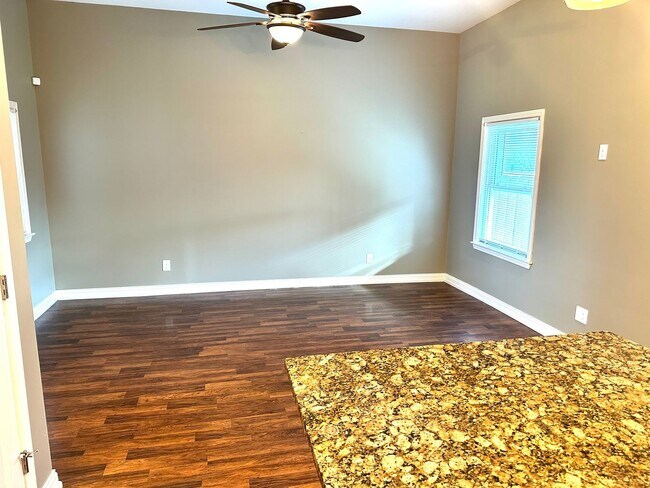 Building Photo - Renovated Germantown House in Great Location