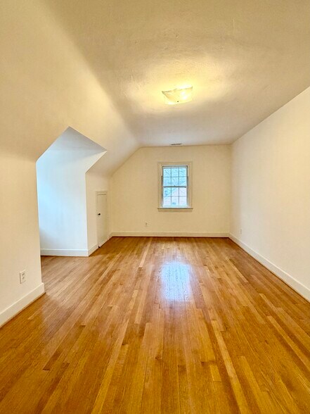 Building Photo - 134 Hull St