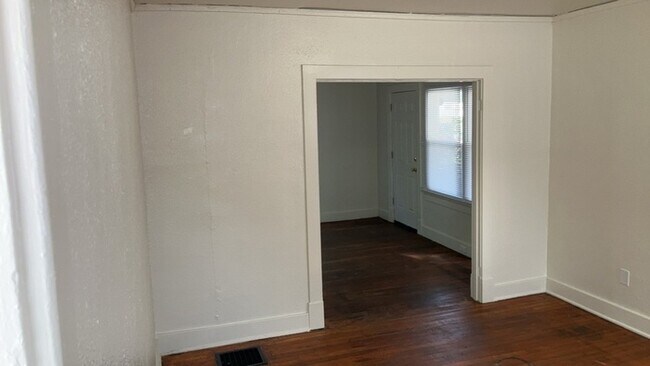 Building Photo - 338 Kenwood Ave