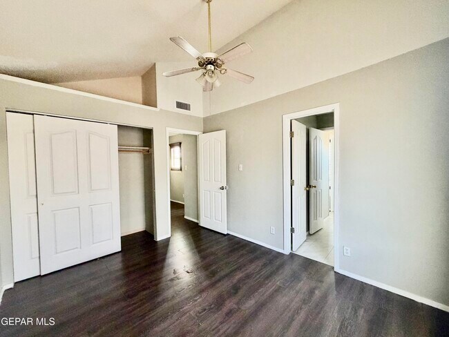 Building Photo - 9150 Bur Oak Cir