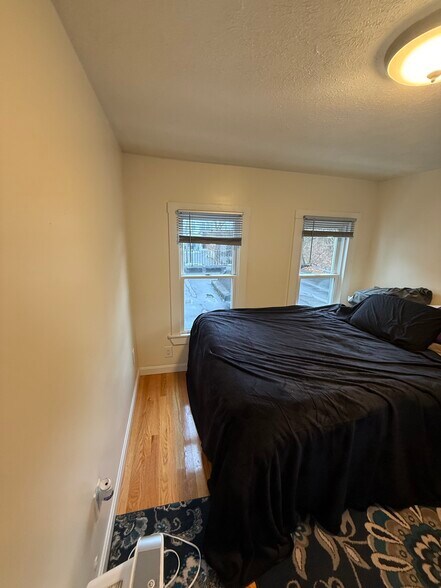 Building Photo - 527 E 3rd St