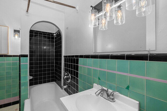 Building Photo - Lovely Hillcrest One bedroom apartment