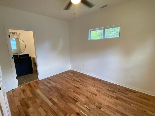 Building Photo - 610