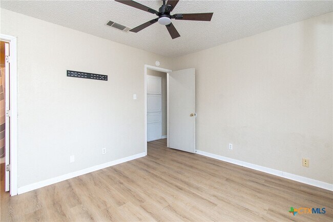Building Photo - 2210 Carousel Dr